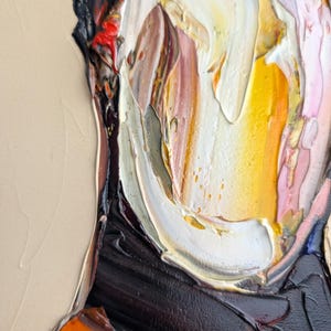 Puede incluir: Primer plano de una pintura al &oacute;leo abstracta que presenta un retrato con gruesas pinceladas. La obra de arte utiliza una paleta de blanco, amarillo, naranja, marr&oacute;n y negro, creando un efecto texturizado y expresivo. El fondo es beige neutro.
