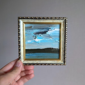 Paisaje nocturno de California Big Sur, pintura abstracta de formato cuadrado con trazos de empasto intensos y azules oceánicos intensos. Obra de arte azul cobalto de 4x4.