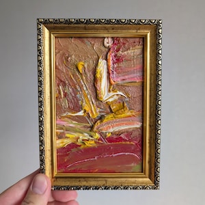 Pintura al óleo marrón texturizada con marco dorado de 6 x 4 pulgadas, texturas táctiles de empasto, tonos cálidos vibrantes, trazos abstractos dinámicos, declaración artística audaz