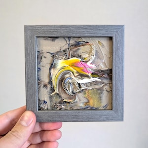 Cuadro abstracto pequeño, arte gris, cuadro pequeño enmarcado, cuadro al óleo original de 4 x 4, diminuto abstracto gris verdoso, arte texturizado, arte contemporáneo