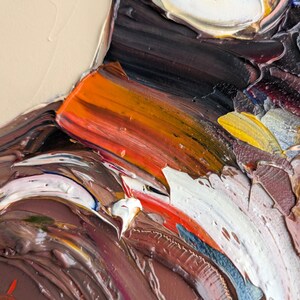 Puede incluir: Primer plano de una pintura al &oacute;leo con pinceladas gruesas. La obra presenta una paleta de colores que incluye marr&oacute;n, naranja, blanco y amarillo. La textura es muy empastada, creando un efecto tridimensional.