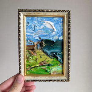 Pintura al óleo de paisaje, 15 x 10 cm, enmarcada, pequeña obra de arte, empastado, vibrante, rústico, expresionista, inspirado en la naturaleza, con textura, cielo azul, campos verdes.