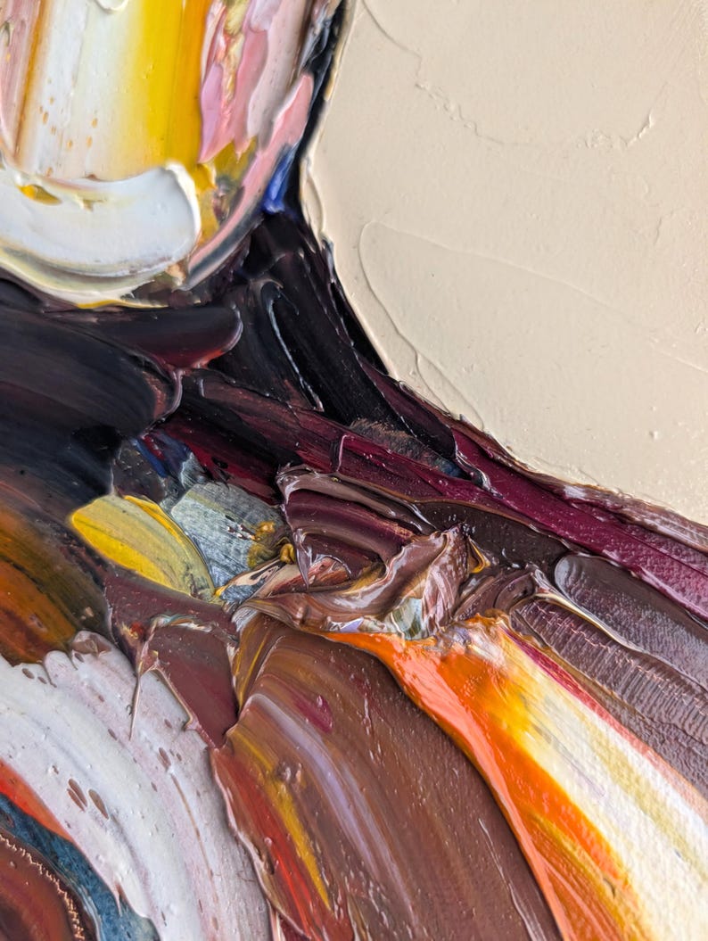Puede incluir: Primer plano de una pintura al &oacute;leo abstracta con gruesas pinceladas. La obra presenta una paleta de colores que incluye amarillo, blanco, rosa, marr&oacute;n, naranja y negro. La textura es muy visible, creando un efecto tridimensional.