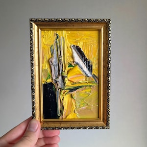 Pintura abstracta audaz con empasto de 6 x 4 pulgadas, tonos amarillos intensos, detalles en negro intenso, trazos texturizados, marco dorado, lista para colgar, estilo expresivo moderno