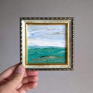 Pequena pintura a óleo 5x5" arte paisagem encantadora tinta impasto cor verde formato miniatura cena montanhosa céu nublado arte de paisagem de bolso