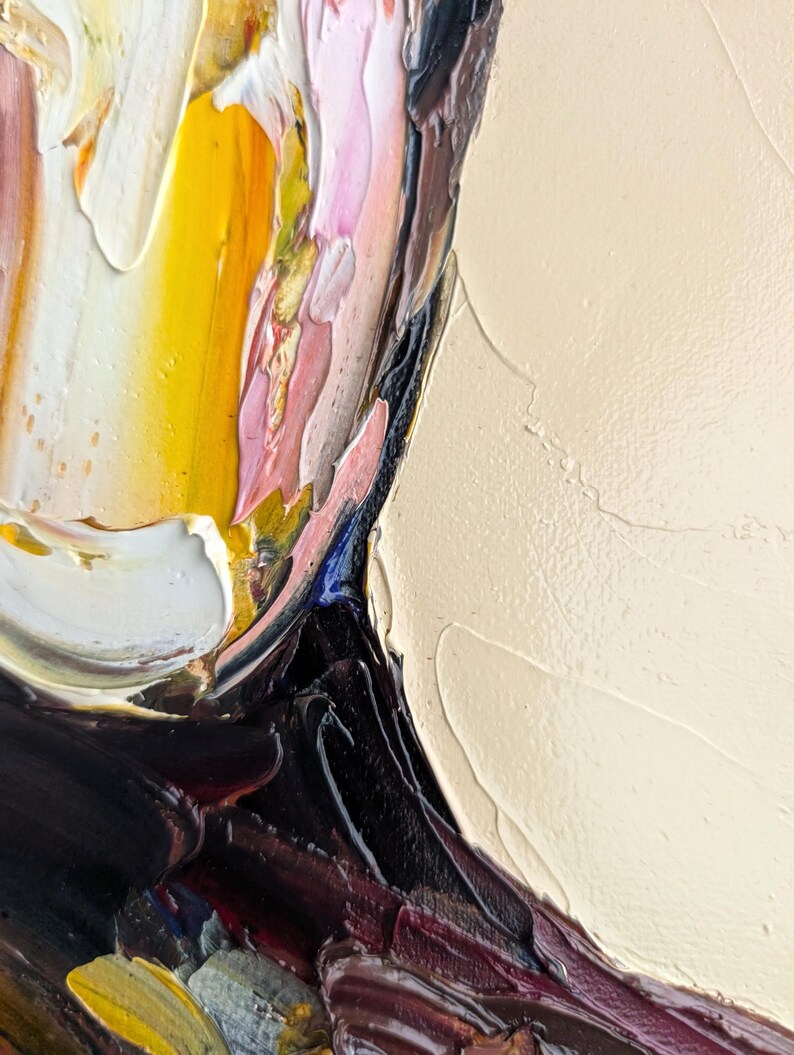 Puede incluir: Primer plano de una pintura al &oacute;leo abstracta con gruesas pinceladas. La obra presenta una paleta de colores que incluye amarillo, rosa, blanco, negro y burdeos. La textura es muy empastada, creando un efecto tridimensional.