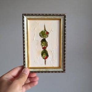オリーブの絵画 カクテルアート キッチンウォールアート ダーティーマティーニオリーブ アルコールドリンク ホームバーデコレーション バーテンダーギフト 額入りオリジナル油絵