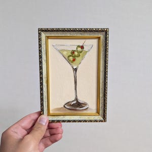 Vuile martini kunst olijfolie schilderij klein drankje kunst aan de muur klein stilleven origineel kunstwerk martini V-vormig glas cocktailprikker klein decor