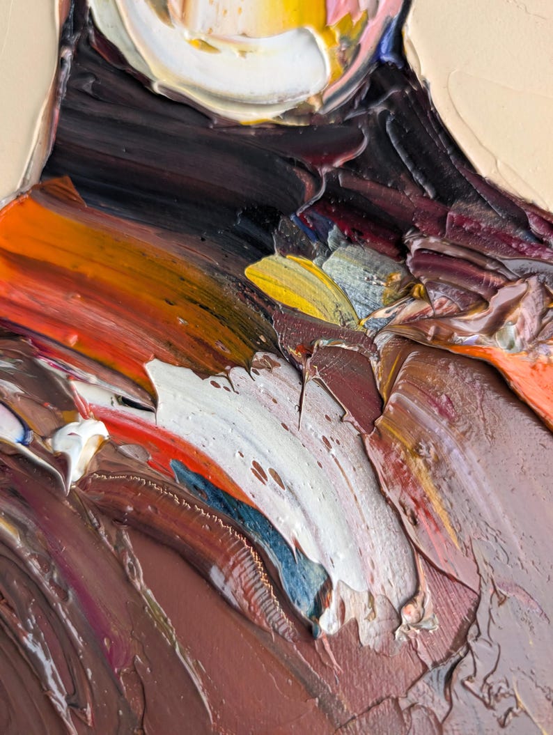 Puede incluir: Primer plano de una pintura al &oacute;leo abstracta con pinceladas gruesas. La obra presenta una paleta de colores que incluye marr&oacute;n, blanco, naranja, amarillo y negro. La textura est&aacute; muy estratificada, creando un efecto tridimensional.