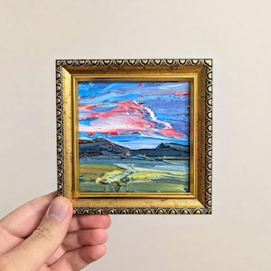 Pintura al óleo abstracta en miniatura de 4 x 4 pulgadas con textura cuadrada y paisaje de atardecer, campo verde, California.