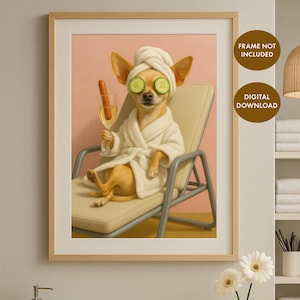 以下が含まれることがあります： スパ環境のチワワを描いたフレームプリント。犬は白いバスローブ、タオル、キュウリのスライスを目の上に着用し、ワイングラスを持っています。プリントには「FRAME NOT INCLUDED」と「DIGITAL DOWNLOAD」の文字が含まれています。