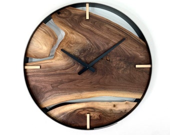 Horloge murale en bois de noyer noir Live Edge, fabriquée sur commande, parfaite pour offrir.