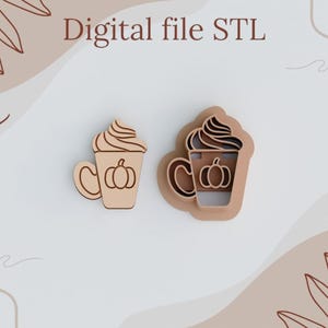 Könnte beinhalten: Zwei latteförmige Ausstecher aus Holz mit einem Kürbismotiv. Einer ist ein fester Ausschnitt, der andere ein Ausstecher mit Rahmen. Die Worte "Digital file STL" stehen oben in der Mitte.