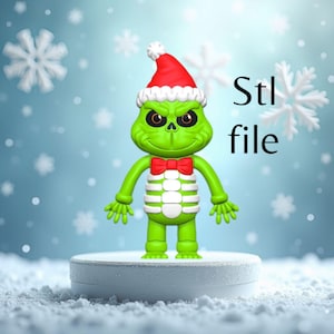 Op de afbeelding: Een groen, skeletachtig, kerstthema-personage dat een rode kerstmanmuts en een rode strik draagt. Het personage staat op een wit platform tegen een blauwe en witte sneeuwvlokkenachtergrond. De tekst "Stl file" is zichtbaar in de afbeelding.