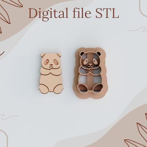 Könnte beinhalten: Zwei hölzerne Panda-Ausstecher, einer mit einem durchgehenden Design und der andere mit einem ausgeschnittenen Design. Der Text "Digital file STL" ist oben im Bild sichtbar.