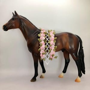 Deluxe Pink Latticework Flower Garland