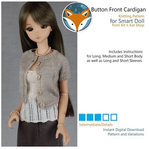 Peut inclure: Un patron de tricot pour un cardigan à boutons pour une poupée Smart Doll. Le patron comprend des instructions pour un corps et des manches longs, moyens et courts. Le patron est disponible en téléchargement numérique instantané.