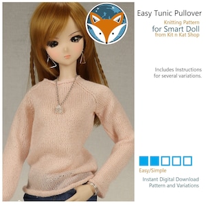 Könnte beinhalten: Ein rosa gestrickter Tunika-Pullover für eine Puppe, mit einer silbernen Halskette und einer blauen Jeans. Das Bild enthält den Text "Easy Tunic Pullover", "Knitting Pattern for Smart Doll", "from Kit n Kat Shop", "Includes Instructions for several variations", "Easy/Simple", "Instant Digital Download Pattern and Variations".