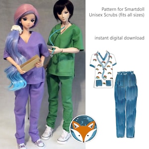 Puede incluir: Un patrón digital para hacer uniformes médicos para una Smartdoll. El patrón incluye una camiseta verde con un bolsillo y pantalones azules. El patrón es para uniformes médicos unisex y se adapta a todas las tallas. La imagen también muestra una muñeca con el uniforme médico y un dibujo de una camiseta blanca con detalles de arcoíris y pantalones azules.