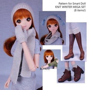 Könnte beinhalten: Ein Strick-Winter-Mega-Set für Puppen beinhaltet eine graue Mütze, einen Schal und Fäustlinge, eine blaue Mütze, einen Schal und Fäustlinge sowie ein Paar braune Stiefel mit grauen Socken. Das Set enthält außerdem ein Bonuspaar grüner und grauer Fingerhandschuhe.