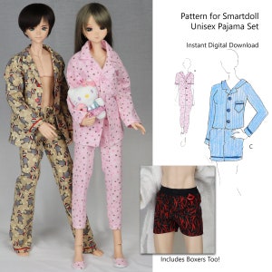 Może przedstawiać: Wzór na unisexowy zestaw piżamy dla lalki Smartdoll. Wzór zawiera koszulę z długim rękawem i spodnie w różowo-białe kropki, koszulę i spodnie w niebiesko-białe paski oraz czarne i czerwone bokserki. Wzór jest dostępny do natychmiastowego pobrania cyfrowego. "W zestawie również bokserki!" napisano na dole obrazu.