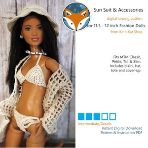 Pode incluir: Um molde de costura digital para bonecas de moda de 29 a 30 cm intitulado Sun Suit & Accessories da Kit n Kat Shop. A imagem mostra uma boneca vestindo um biquíni de crochê cor de creme, um chapéu combinando e uma saída de praia longa.
