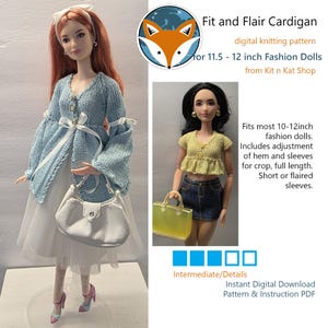 Może przedstawiać: Cyfrowy wzór dziewiarski zatytułowany Fit and Flair Cardigan dla lalek o wysokości 29-30 cm od Kit n Kat Shop. Obraz przedstawia dwie lalki ubrane w dzianinowe ubrania, w tym jasnoniebieski kardigan oraz żółty krótki top ze spódnicą.