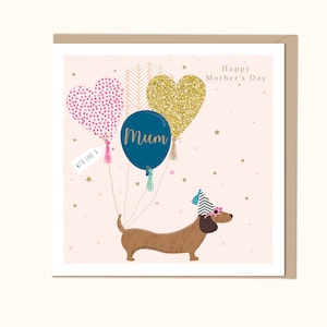 Tarjeta de perro salchicha para el Día de la Madre con globos en forma de corazón