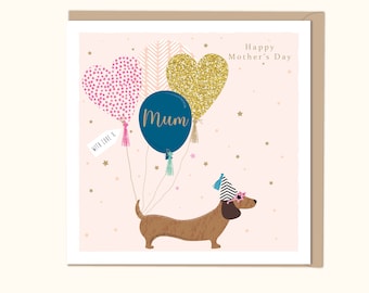Könnte beinhalten: Eine rosa Karte mit einem Dackel, der einen Partyhut und eine Sonnenbrille trägt. Der Dackel hält drei herzförmige Ballons, auf einem steht "Mum". Die Karte lautet "Happy Mother's Day" und "With Love X".