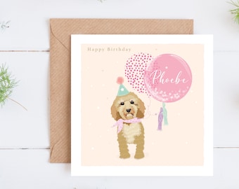 Peut inclure: Une carte d'anniversaire rose et blanche avec un dessin d'un chien portant un chapeau de fête et tenant des ballons roses. Les ballons sont recouverts de confettis et l'un d'eux porte le texte "Phoebe". La carte porte le texte "Joyeux anniversaire" en haut.