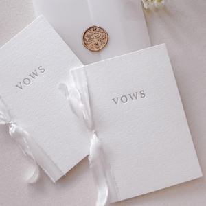 Letterpress Gelübde Bücher Set mit 2 Hochzeitsgelübden Seidenband Geprägtes weißes Gelübdebücher Set Personalisiertes Verlobungsgeschenk für die Hochzeit Gelübde