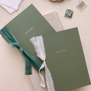 Lot de 2 livres de vœux vert olive, feuille d'or, livres de vœux de mariage, livres de vœux pour elle et lui, livrets de vœux personnalisés, minimaliste, cadeau de fiançailles