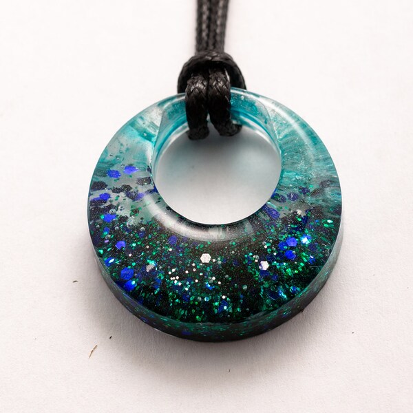 Peacock Sirene Sangue Sotto l'Acqua Glitter Resin collana a sospensione uno di un tipo (Pronto per la nave)