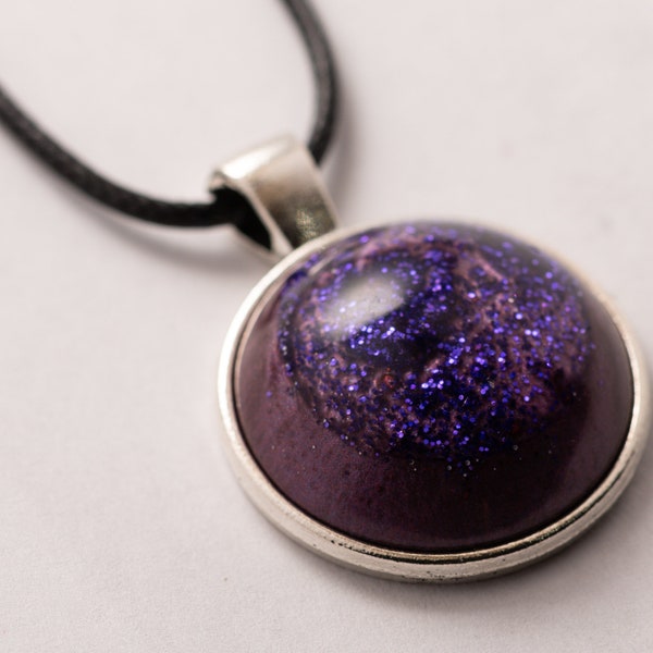 Viola Nebula Glitter ovale ciondolo collana uno di un tipo (Pronto per la nave)