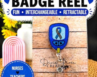 Puede incluir: Un carrete de insignia de monitor de glucosa azul y brillante con un diseño de cinta azul. El carrete de la insignia tiene las palabras "Glucose Monitor Badge Reel" y "Fun, Interchangeable, Retractable" en la imagen. Para enfermeras, maestros y concienciación.