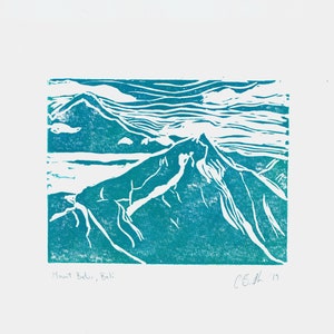 Impresión original en linóleo del monte Batur, Bali, firmada por el artista, impresión de 5 x 7 en papel para postal de acuarela