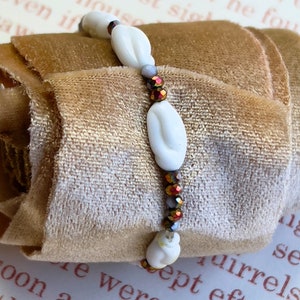 Milchglas und kleine Kristallperlen Armband