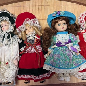 Muñeca de porcelana victoriana vintage: vestido de encaje, gorro y cara pintada.