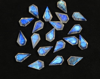 Naturlig regnbågsmånsten blå eld, ca 13 x 8 mm drakeformad, 10 st, tablettslipad ädelsten, pärlor smyckestillverkning