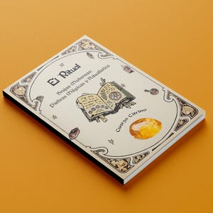 Könnte beinhalten: Ein Buch mit dem Titel "El Ritual" mit einer Illustration eines offenen Buches, einem dekorativen Rand und den Worten "Brujas Modernas: Diebras Mágicas y Ritualística". Auf dem Cover ist auch ein Citrinquarz abgebildet. Das Buch ist vor einem orangefarbenen Hintergrund platziert.