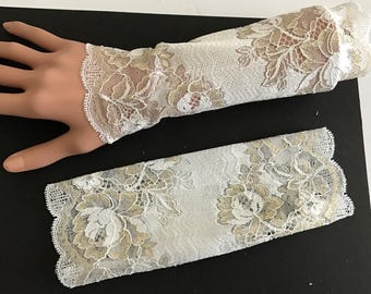 Wrist cuff/warmers stretch white lace