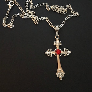 Grande croce color argento su catena gotica da 24 pollici