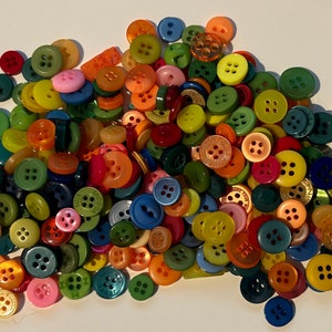 Kleine knopen van 50 g, ideaal voor knutselaars van poppenkleding