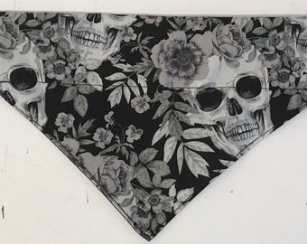 Bandana pour chien Grandes têtes de mort grises