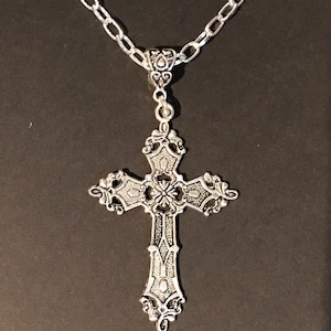 Großes Kreuz an einer versilberten Gothik Kette aus Tibetsilber