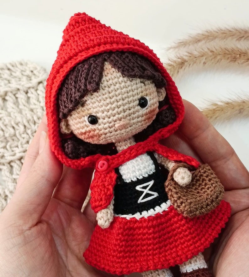 Patrón muñeca amigurumi crochet Patrón ENG crochet PDF MUÑECA caperucita roja de ganchillo patrón mini muñeca crochet patrón muñeca diminuta imagen 6