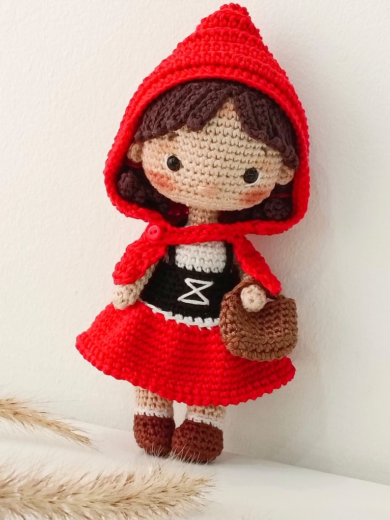 Patrón muñeca amigurumi crochet Patrón ENG crochet PDF MUÑECA caperucita roja de ganchillo patrón mini muñeca crochet patrón muñeca diminuta imagen 2