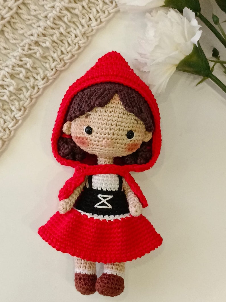 Patrón muñeca amigurumi crochet Patrón ENG crochet PDF MUÑECA caperucita roja de ganchillo patrón mini muñeca crochet patrón muñeca diminuta imagen 4