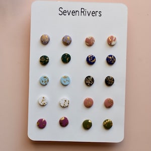 Clous d'oreilles en argile (10 paires) - Petits clous - Rehaussements d'or - Faits à la main avec de la pâte polymère