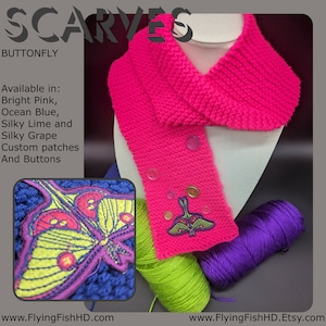 Puede incluir: Bufanda de punto rosa brillante con diseño de botón. La bufanda presenta un parche de mariposa y botones decorativos. La imagen incluye el texto "SCARVES" y "BUTTONFLY". Disponible en varios colores.